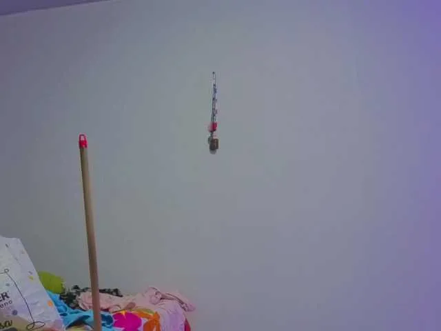 Channelcox1 — Me excita que me hablen sucio , que me digan lo que quieren hacerme sin censura . Amo los dedos traviesos, los juguetes , y ver cmo te calientas mientras me miras mojarme . Los hombres (y mujeres) que saben tomar el control y me hacen rogar por ms......