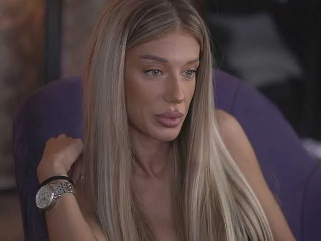 EllieRedd on BongaCams 