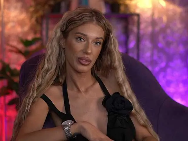 EllieRedd on BongaCams 