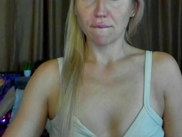 Jullyblondkiss on BongaCams 