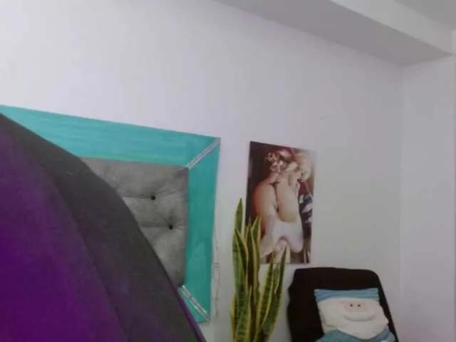 ROXIEE —  What Turns Me On 

Gentlemen who know how to flirt and make me laugh

Teasing, dirty talk and long foreplay

Dancing, role play and exploring fantasies together

Respectful men who aren't afraid to spoil me 