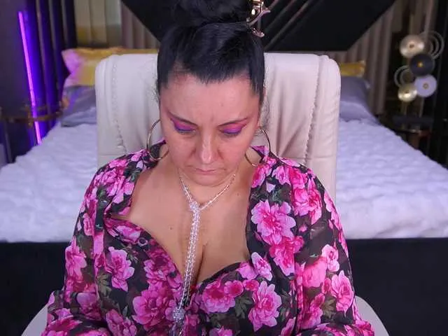 ValeryRosseee — Confidence whispered, not shouted.
A man who looks, understands, and makes me feel seen.
A calm voice, a bold mind --- that's real chemistry 