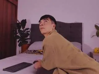 2gaays1stra8 on CamSoda 