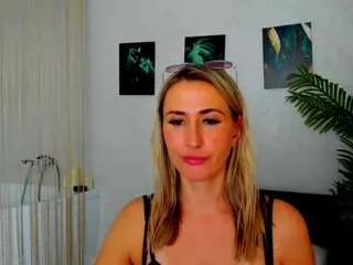 happysmileee on CamSoda 