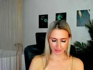 happysmileee on CamSoda 