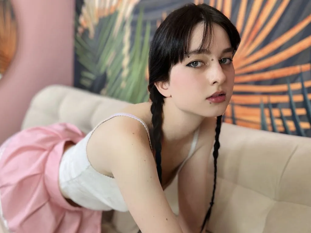 CarolWes —  Confident but respectful people
 Good conversations and fun energy
 Flirty humor and a bit of mystery
 Compliments (who doesn't love them?)
 Music, dancing, and people who can make me laugh