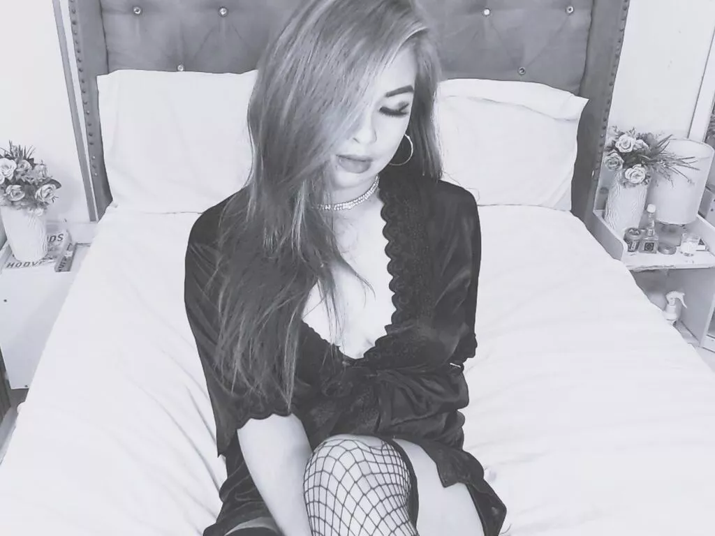 MckenzieLeei — i am tender woman but at the same time i can be naughty firl be sure in my show youll find laughter,a friend and diversity or pleasures