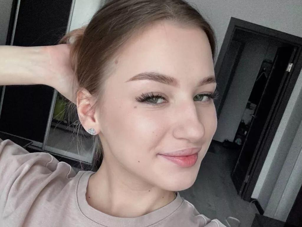 MonaVilonny on LiveJasmin