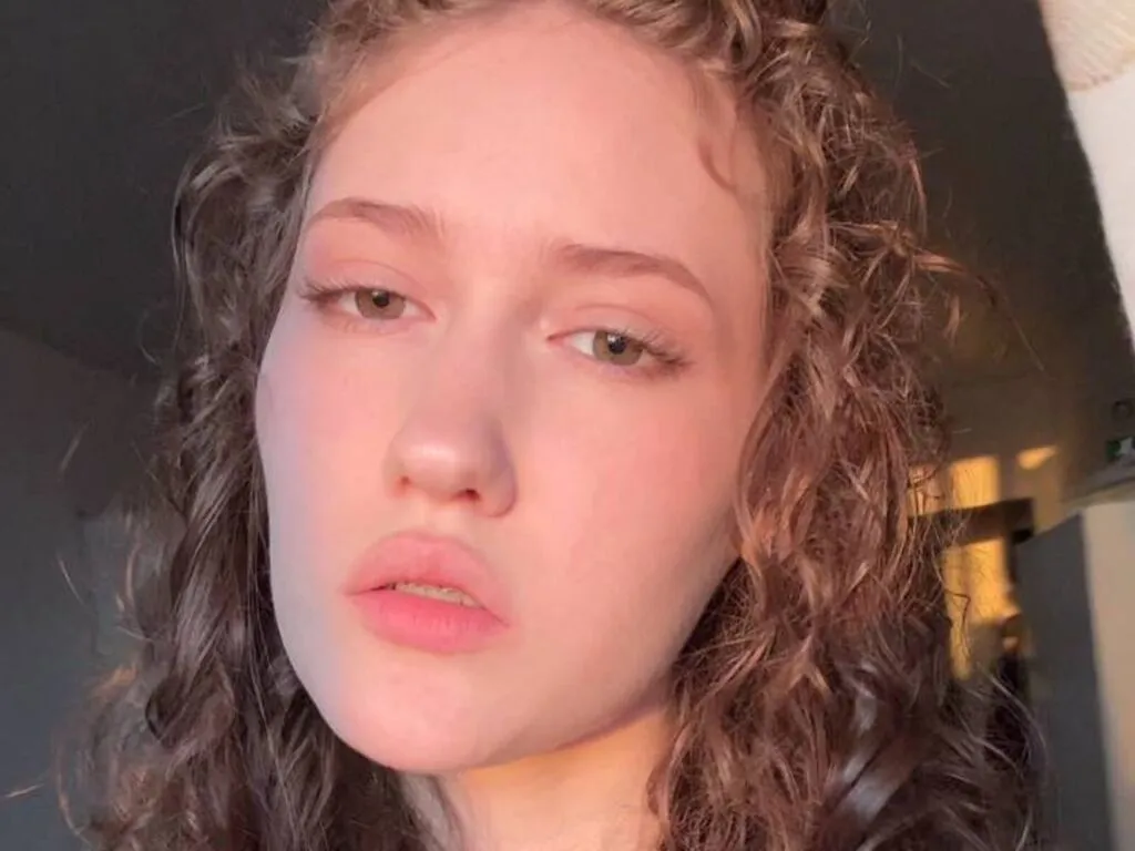 MyrnaCarozza — I love making real connections, turning casual chats into unforgettable moments, and turning your deepest desires into something we both enjoy. Whether you're into slow, teasing build-ups or wild, no-holding-back sessions, I'm here for your vibe,...