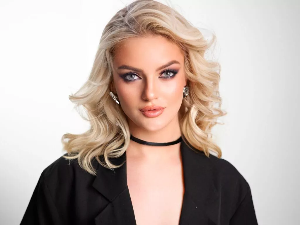 ViviennePower — I love fun, lively communication and sincere conversations until the morning. TV series, anime, new looks with makeup, stylish looks, aromatic coffee in new cozy cafes - this is my element. And also - traveling! Discovering new cities, streets,...