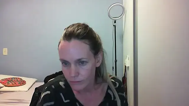 Annylove1 on StripChat 