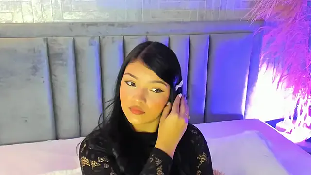 EmmaBlossom on StripChat 