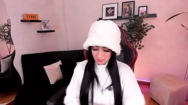 EmmyEvans1 on StripChat 