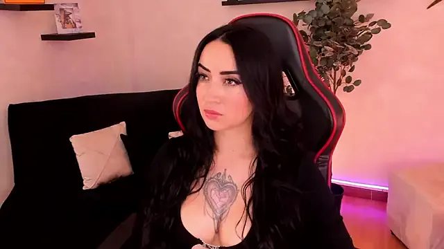 EmmyEvans1 on StripChat 