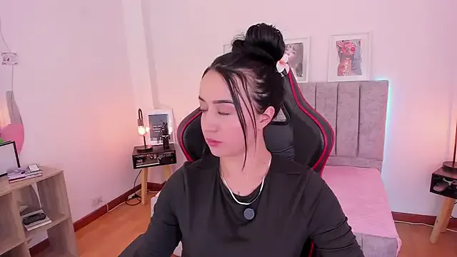 EmmyEvans1 on StripChat 