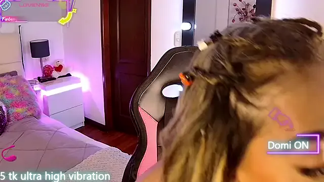 EvelinaGrey on StripChat 