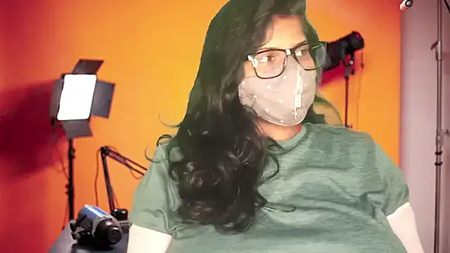 Hansika190 on StripChat