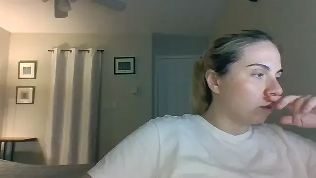 HappyIva on StripChat 