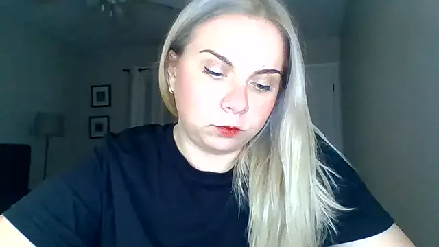 HappyIva on StripChat 