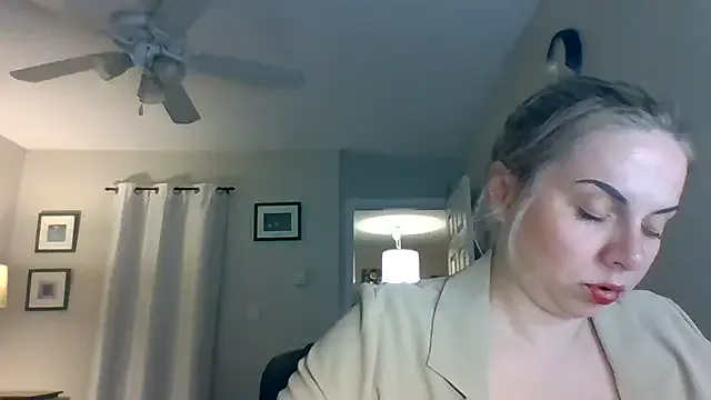 HappyIva on StripChat