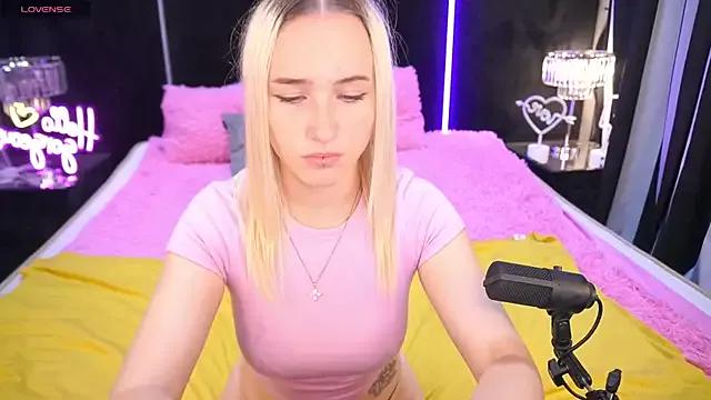 LilElfie on StripChat 