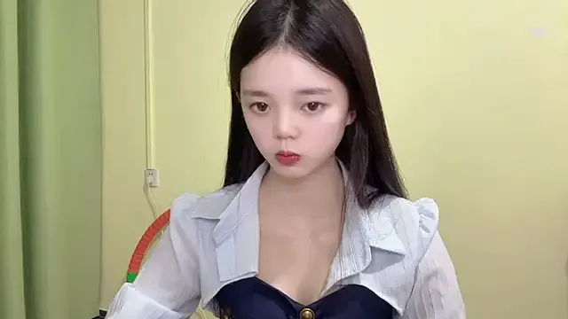 Nicole-13 on StripChat