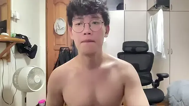 Passionatetwink2 on StripChat 