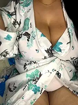 Queen_Curvyy on StripChat