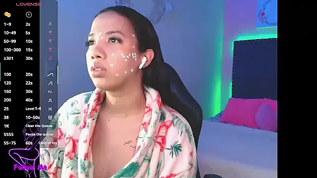 SallyWhitee on StripChat 