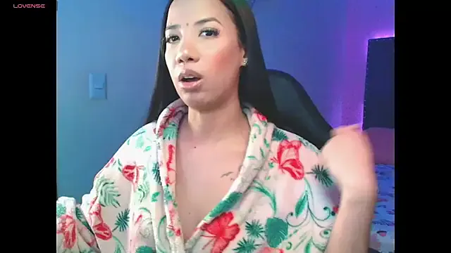 SallyWhitee on StripChat 